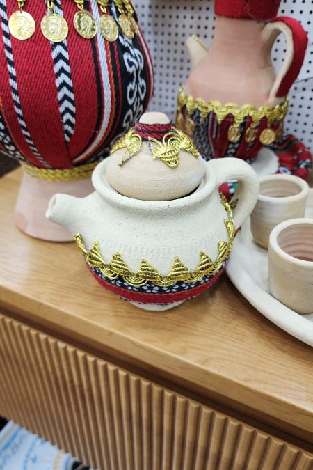 دلّة فخارية صغيرة مزخرفة بالتطريز الفلسطيني والذهب